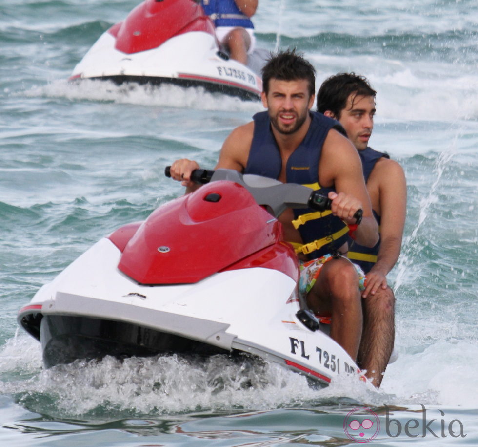 Gerard Piqué pasea a un amigo en moto acuática en Miami