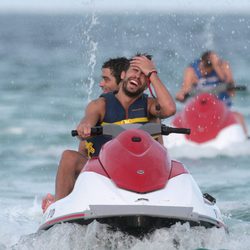 Gerard Piqué ríe montado en una moto acuática en Miami