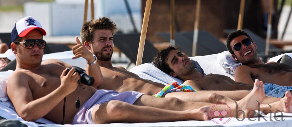 Gerard Piqué descansa en una hamaca junto a sus amigos en Miami