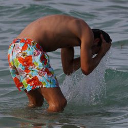 Gerard Piqué se refresca en las aguas de Miami