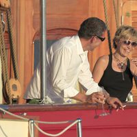 Eugenia Martínez de Irujo ríe con un amigo en un barco en Ibiza