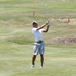 Rafa Nadal golpea la pelota de golf en un torneo en Llucmajor