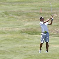 Rafa Nadal golpea la pelota de golf en un torneo en Llucmajor