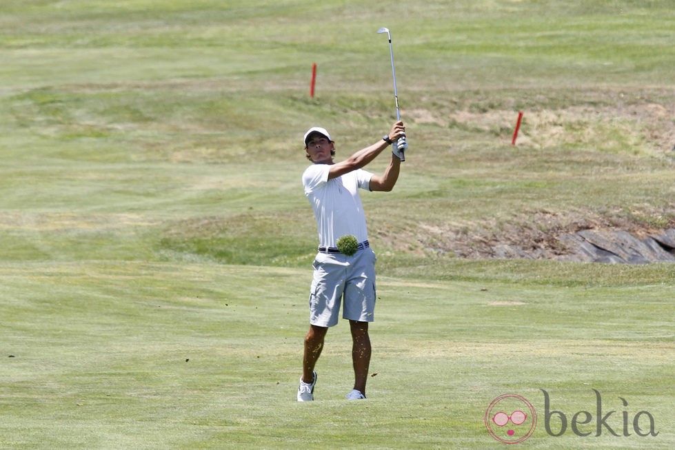 Rafa Nadal golpea la pelota de golf en un torneo en Llucmajor