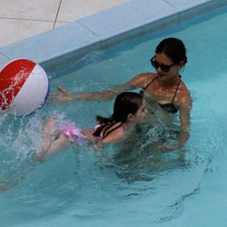 Katie Holmes y Suri Cruise bañándose en una piscina en Miami