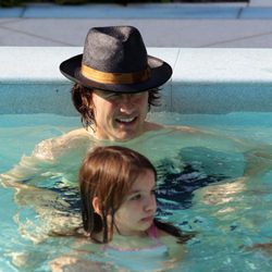 Tom Cruise y su hija Suri en una piscina en Miami