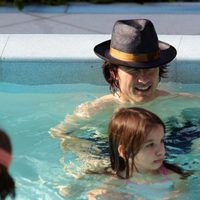 Tom Cruise y su hija Suri en una piscina en Miami