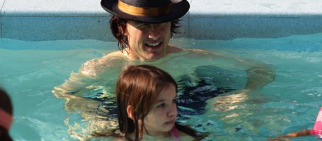 Tom Cruise y su hija Suri en una piscina en Miami