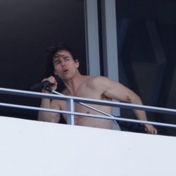 Tom Cruise cantando en Miami con el torso desnudo