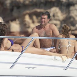 Joan Laporta rodeado de mujeres en un barco en Formentera