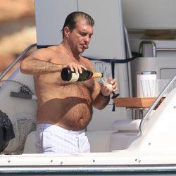 Joan Laporta se sirve champán francés durante sus vacaciones en Formentera