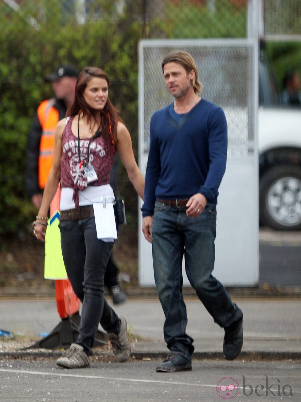 Brad Pitt pasea con una chica en un descando del rodaje de 'World War Z'