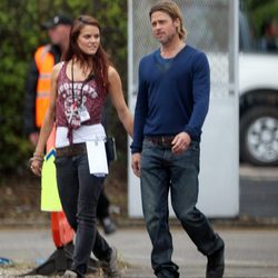 Brad Pitt pasea con una chica en un descando del rodaje de 'World War Z'