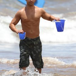 Joey Lawrence llena cubos de agua para sus hijas en Hawai