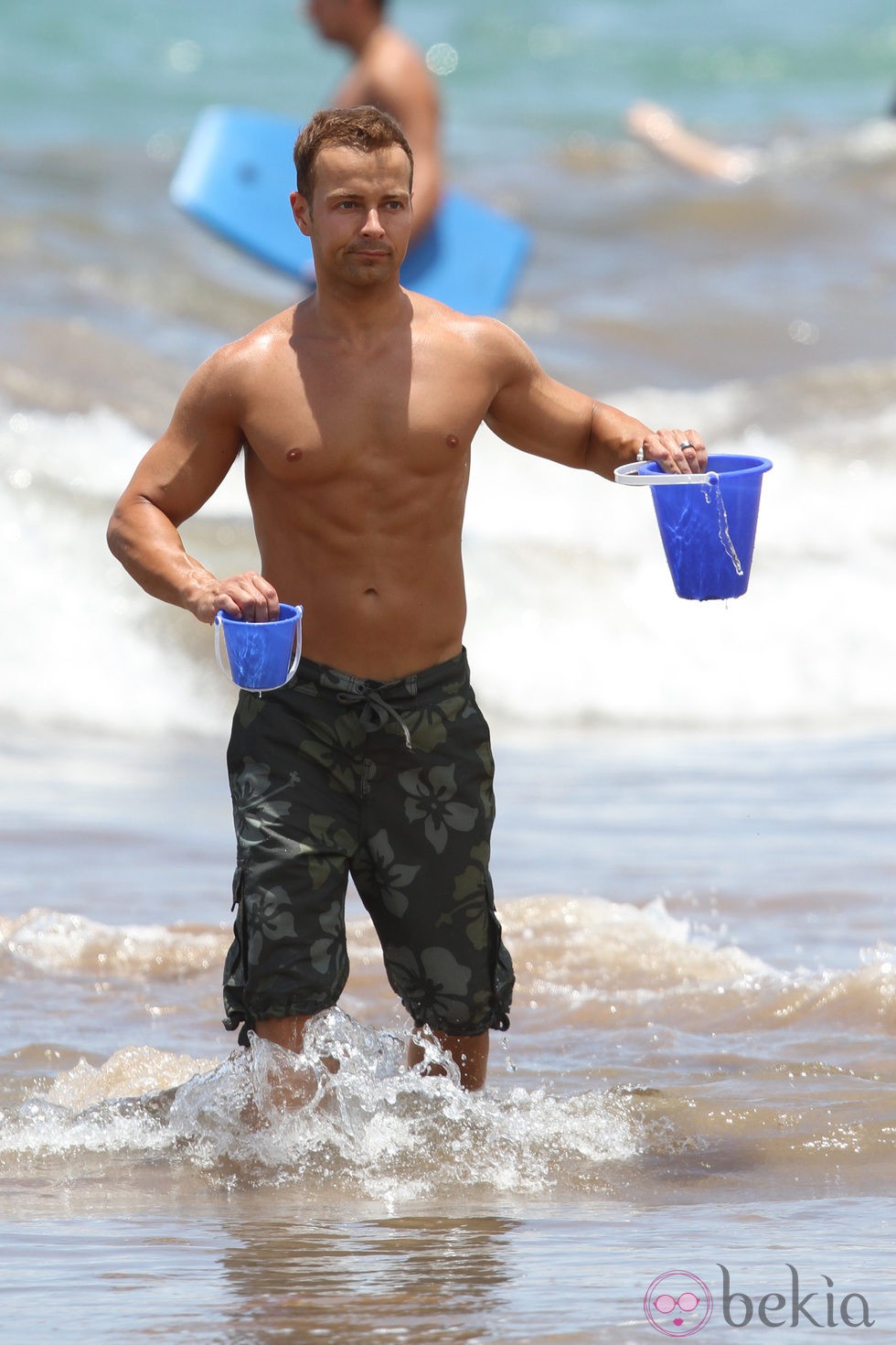 Joey Lawrence llena cubos de agua para sus hijas en Hawai