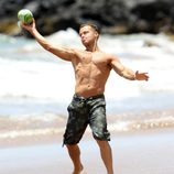 Joey Lawrence con el torso desnudo en Hawai