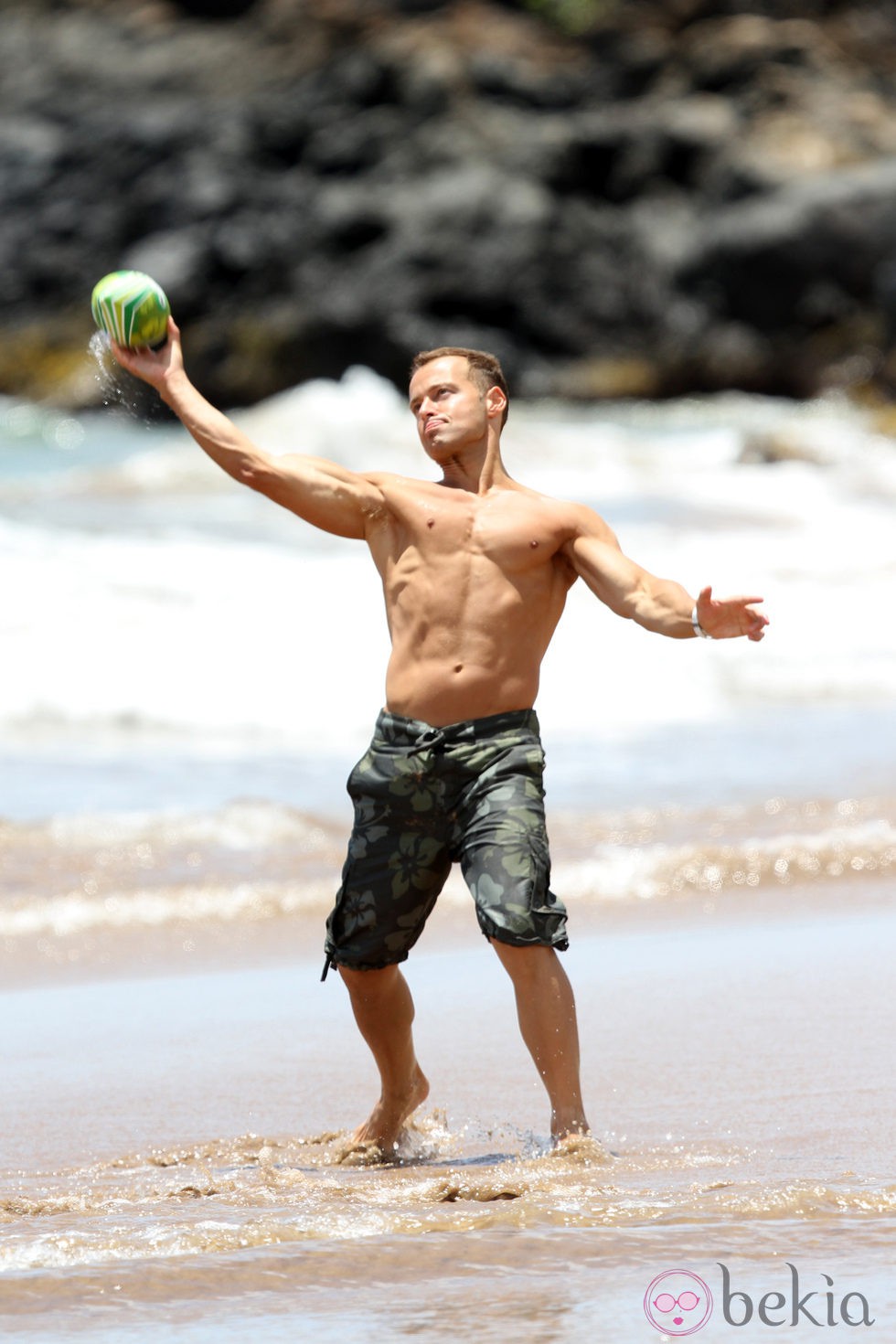 Joey Lawrence con el torso desnudo en Hawai