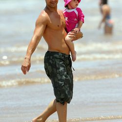 Joey Lawrence todo un padrazo con su hija pequeña en Hawai