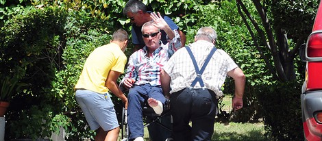 José Ortega Cano ayudado por su hijo a su llegada a Madrid