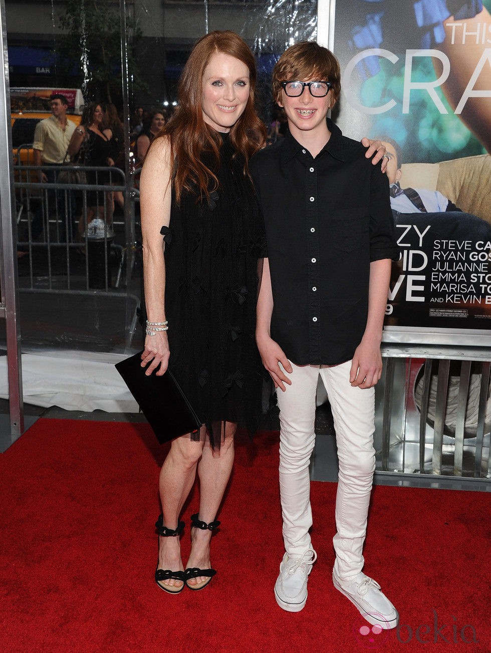 Julianne Moore y su hijo Caleb en el estreno de 'Crazy, Stupid, Love' en Nueva York