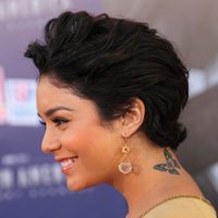 Vanessa Hudgens presume de corte de pelo en la premiere de 'Capitán América'