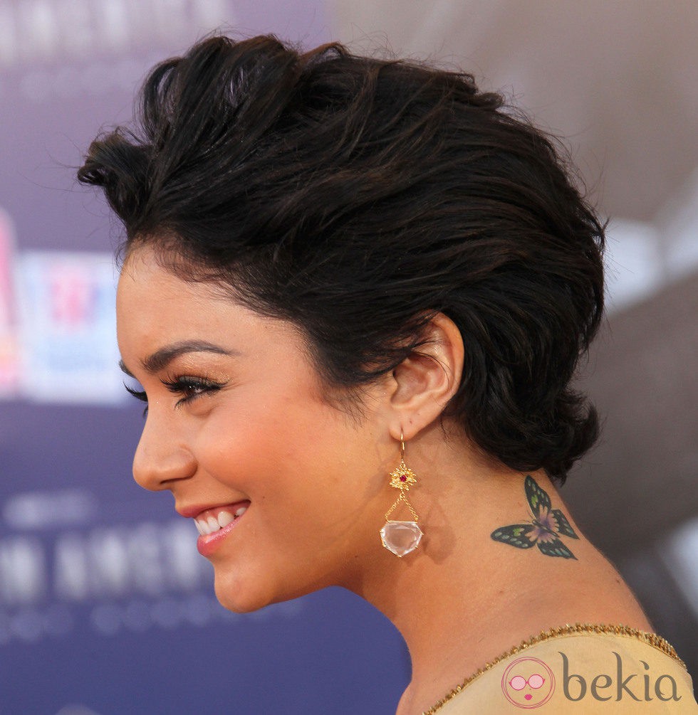 Vanessa Hudgens presume de corte de pelo en la premiere de 'Capitán América'