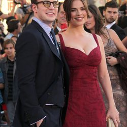 Chris Evans y Hayley Atwell en la premiere de 'Capitán América: El primer vengador'