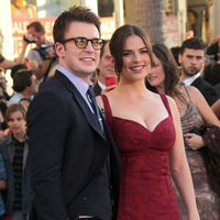 Chris Evans y Hayley Atwell en la premiere de 'Capitán América: El primer vengador'