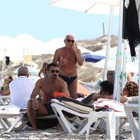 Giorgio Armani contesta al teléfono durante sus vacaciones en Formentera