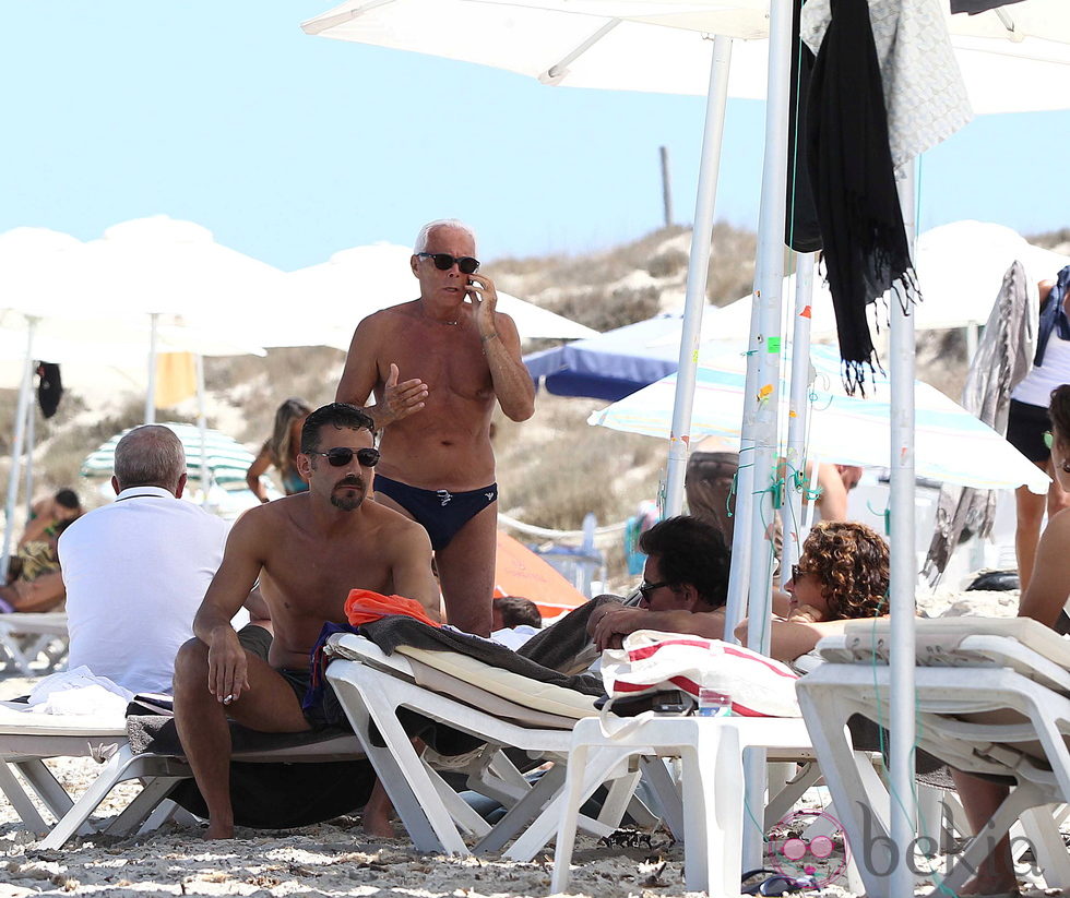 Giorgio Armani contesta al teléfono durante sus vacaciones en Formentera