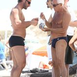 Giorgio Armani junto a un amigo durante sus vacaciones en Formentera