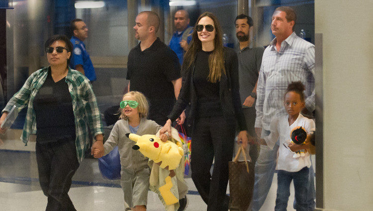 Angelina Jolie, Zahara y Shiloh en el aeropuerto de Los Angeles