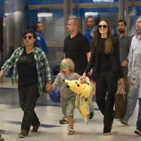 Angelina Jolie, Zahara y Shiloh en el aeropuerto de Los Angeles