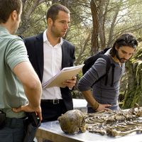 Antonio Hortelano y Carles Francino en una imagen del primer capítulo de 'Punta Escarlata'