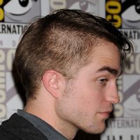 Robert Pattinson luce corte de pelo en Comic-Con 2011