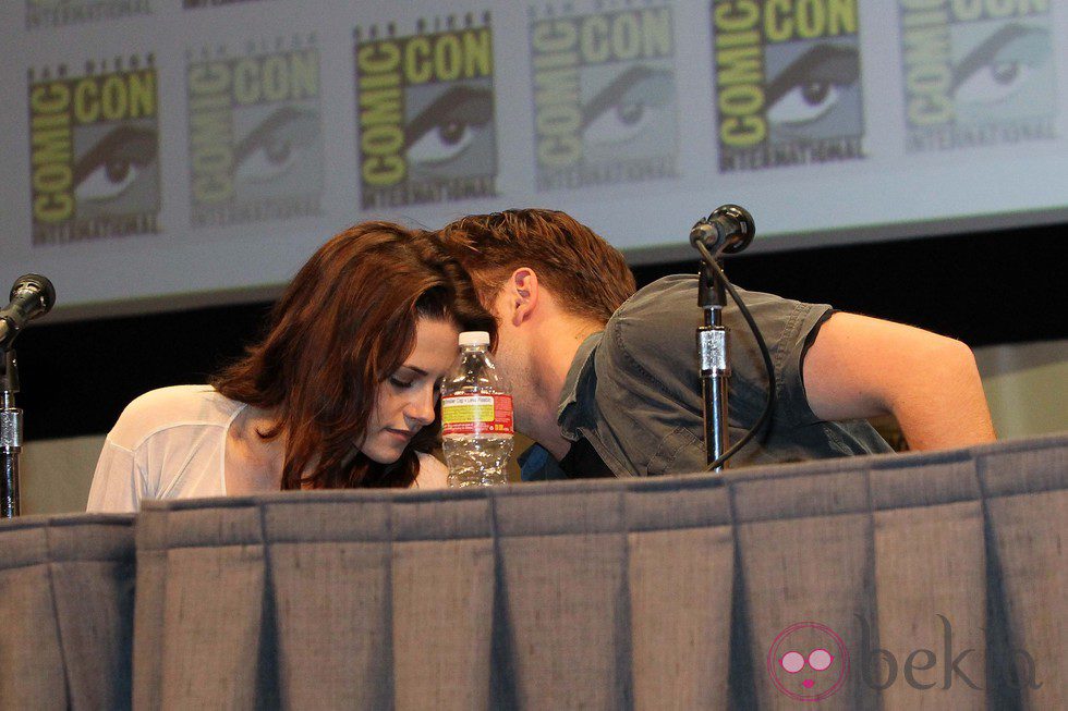 Robert Pattinson y Kristen Stewart comparten confidencias en Comic-Con 2011