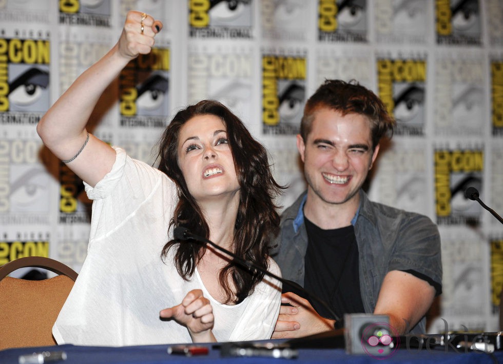 Robert Pattinson y Kristen Stewart bromean en Comic-Con 2011