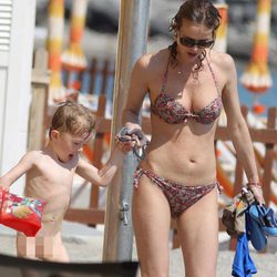 Eva Herzigova con sus hijos en bikini