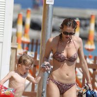 Eva Herzigova con sus hijos en bikini