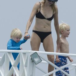 Naomi Watts en bikini con sus hijos