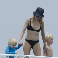 Naomi Watts en bikini con sus hijos