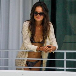 Katie Holmes en bikini en su hotel