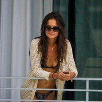 Katie Holmes en bikini en su hotel