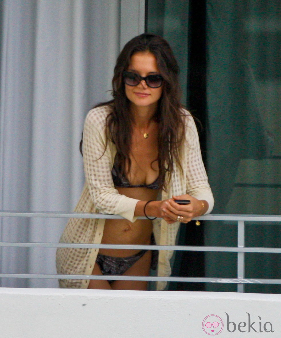 Katie Holmes en bikini en su hotel