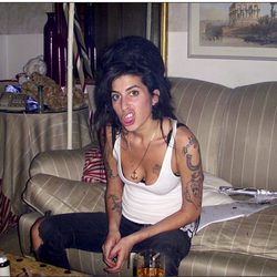 Amy Winehouse con una pipa casera de crack