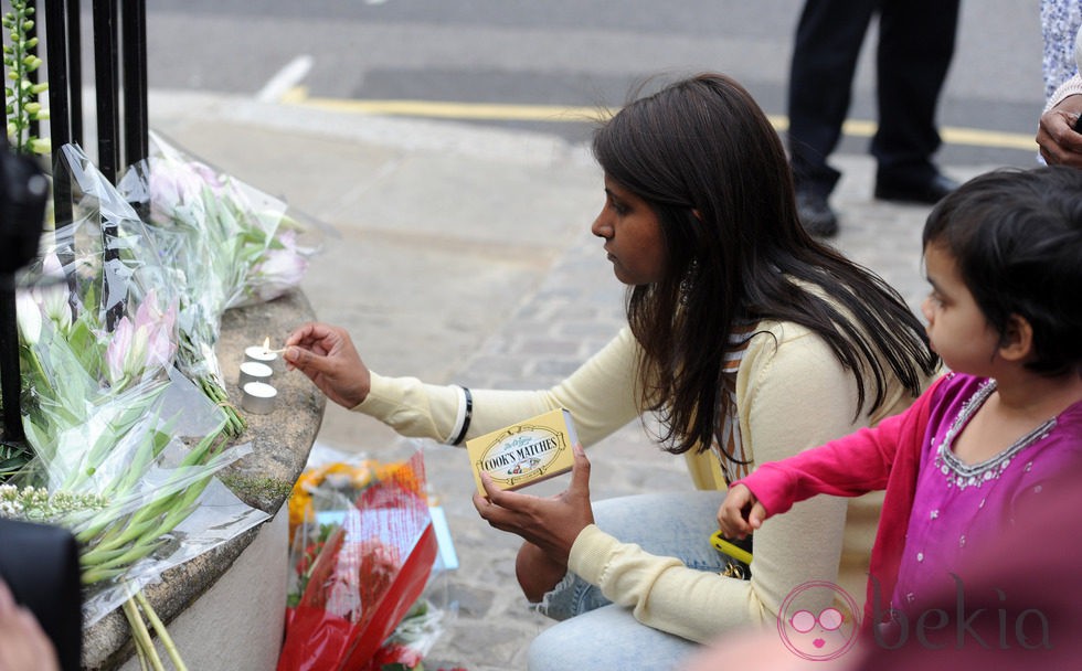 Flores y velas en honor a Amy Winehouse