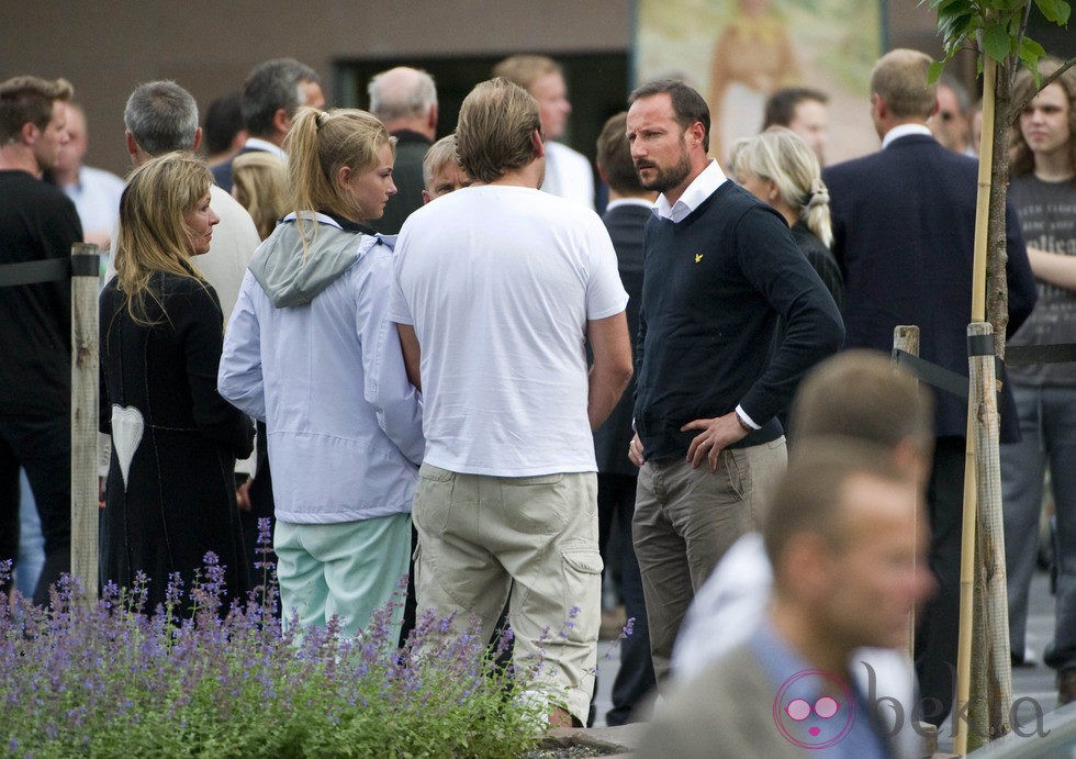 El príncipe Haakon habla con adolescentes presentes en la masacre de utoya