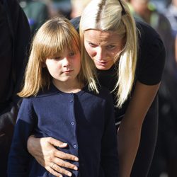 Mette Marit y su hija Ingrid Alexandra, sumidas en el dolor tras la masacre de Oslo