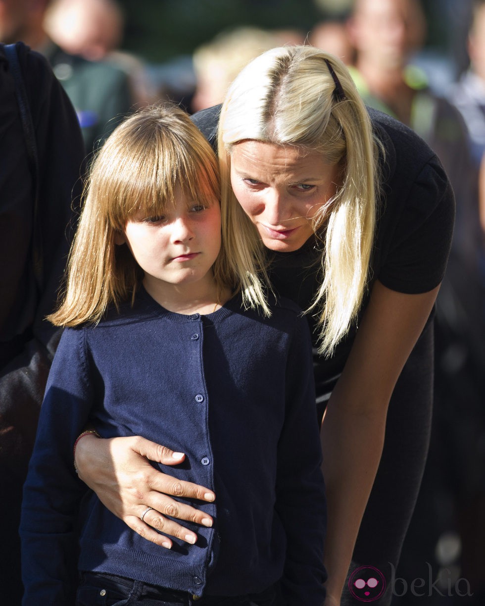 Mette Marit y su hija Ingrid Alexandra, sumidas en el dolor tras la masacre de Oslo