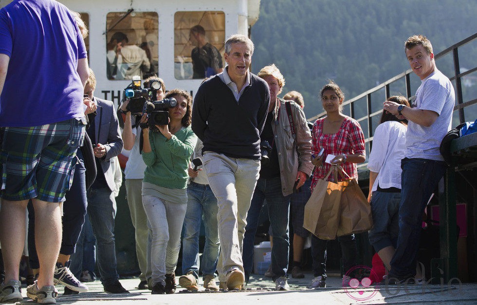 Jonas Gahr Store, ministro de asuntos exteriores, visita Utoya tras la masacre